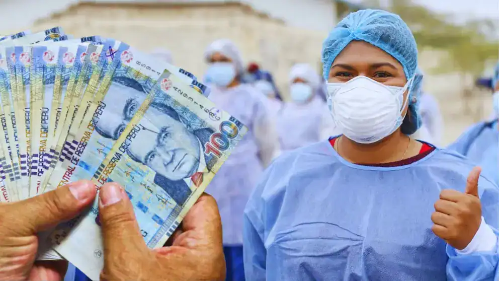 100 soles peruanos, dinero en efectivo de emergencia para salud, durante la lucha contra la pandemia del COVID-19 en Loreto, Perú.