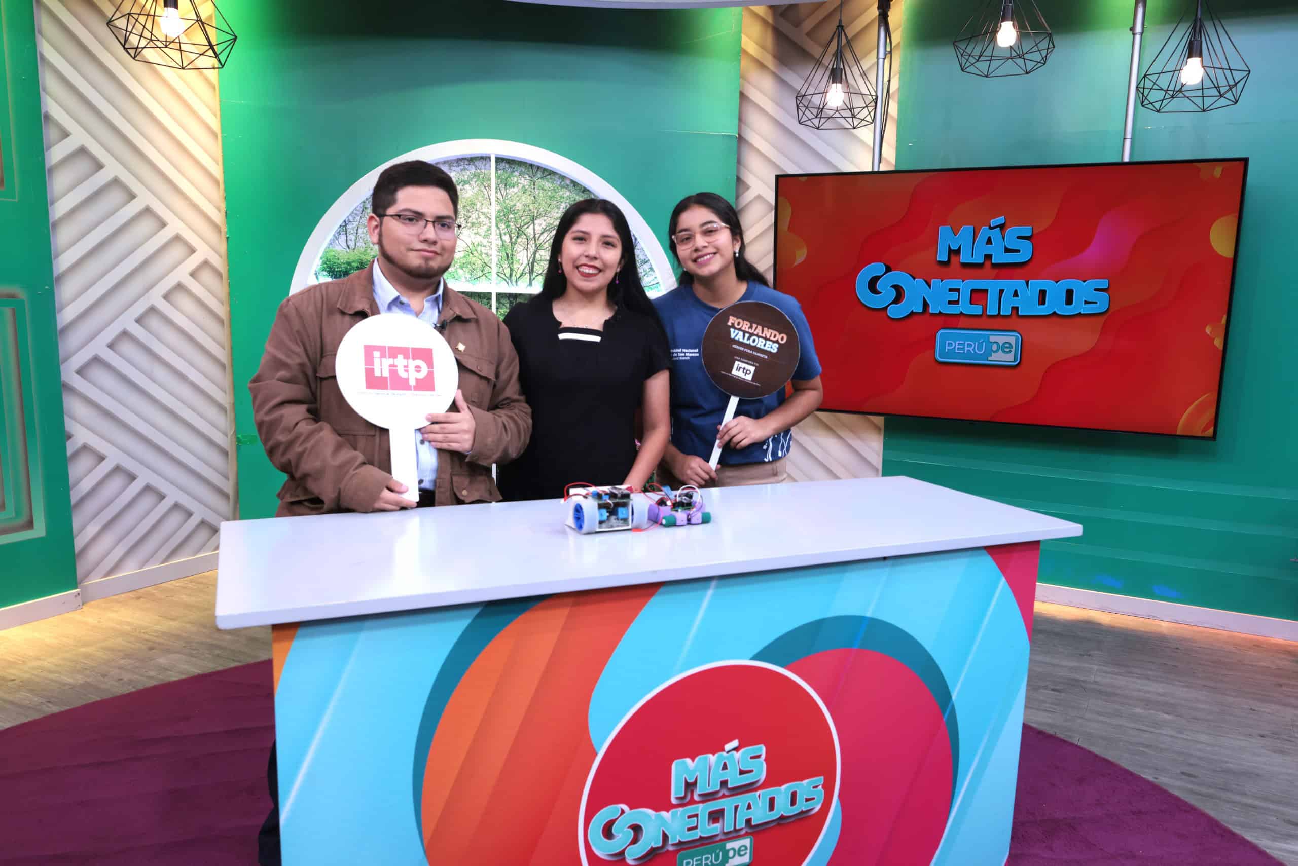 Innovadores en tecnología en Loreto Noticias mostrando un robot en estudio de televisión para promover la innovación y la conectividad en Perú.
