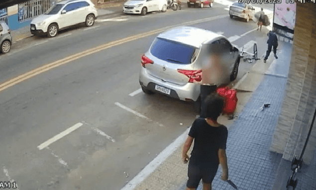 Accidente de tránsito en Loreto, vehículo chocó contra una moto estacionada en la vía pública. Personas observan la escena en la calle, en una captura de cámaras de seguridad en Loreto Noticias.