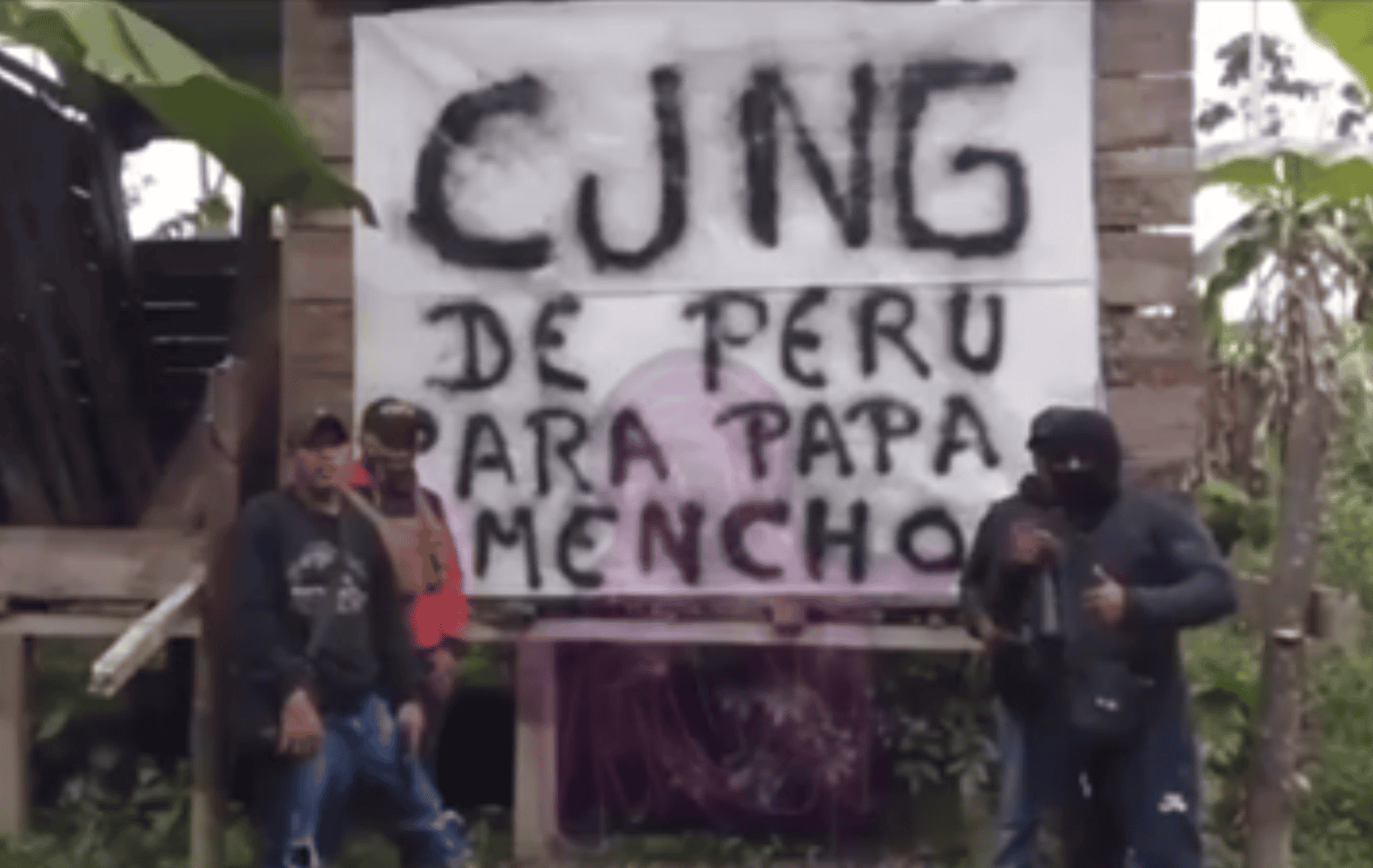 Cero de Perú para papá Menchón, manifestantes con pancarta en apoyo a su padre, en contexto social y comunitario en Loreto, imagen de protesta y solidaridad en Loreto Noticias.