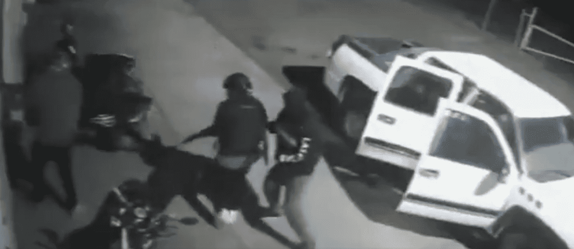 Asaltantes intentando robar a un conductor en Loreto, Perú, en un video de seguridad.