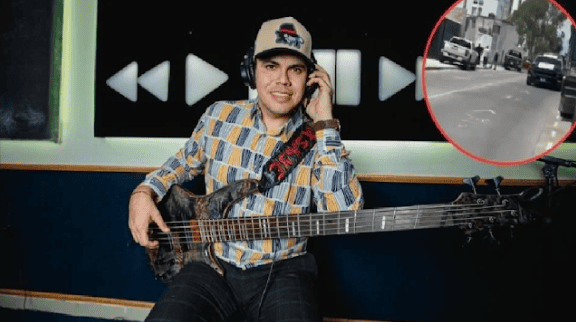 Joven músico con guitarra y audífonos en estudio de grabación en Loreto, Perú, promoviendo la cultura musical regional.