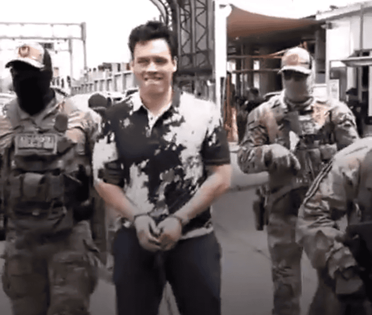 Pentagrama militar y hombre detenido con esposas en un ambiente urbano, en una imagen de seguridad y operación policial.