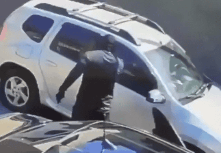 Rostro de un presunto delincuente con arma en mano en Loreto Noticias, presunto intento de robo al automóvil en Loreto, incidente policial en Loreto.