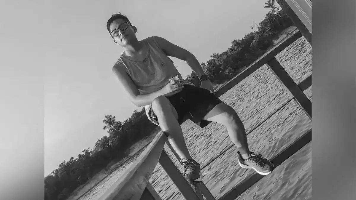 Persona joven en bicicleta en un entorno natural en Loreto, Perú, disfrutando del paisaje y la tranquilidad, en una imagen en blanco y negro, mostrar a un ciclista en la naturaleza, turismo y aventura en Loreto.