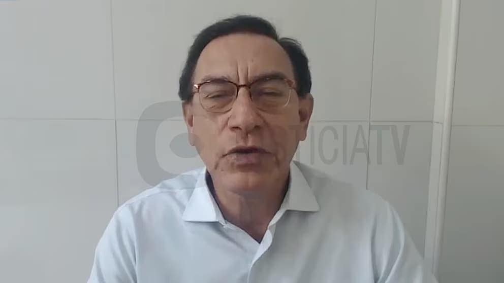 Anciano con gafas y camisa blanca en entrevista para Loreto Noticias, compartiendo información importante para la comunidad en Loreto.