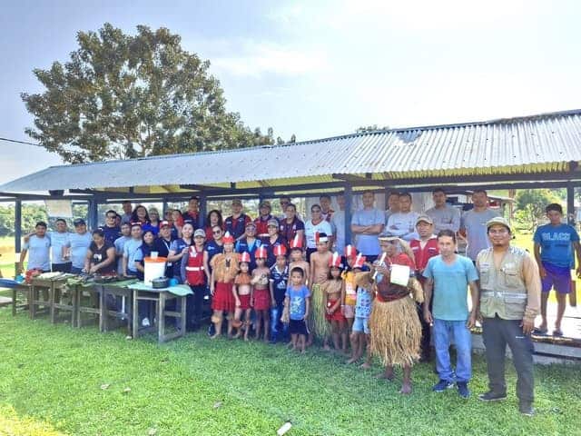 Relevancia: Alta. La imagen muestra una gran reunión comunitaria en Loreto, Perú, con personas de diferentes edades disfrutando de un evento al aire libre, promoviendo la cultura y unión regional en Loreto Noticias.