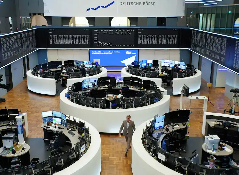 Deutsche Börse en el centro financiero de Frankfurt, con operadores en sala de operaciones monitoreando la Bolsa de Valores, en un entorno dinámico y tecnológico.