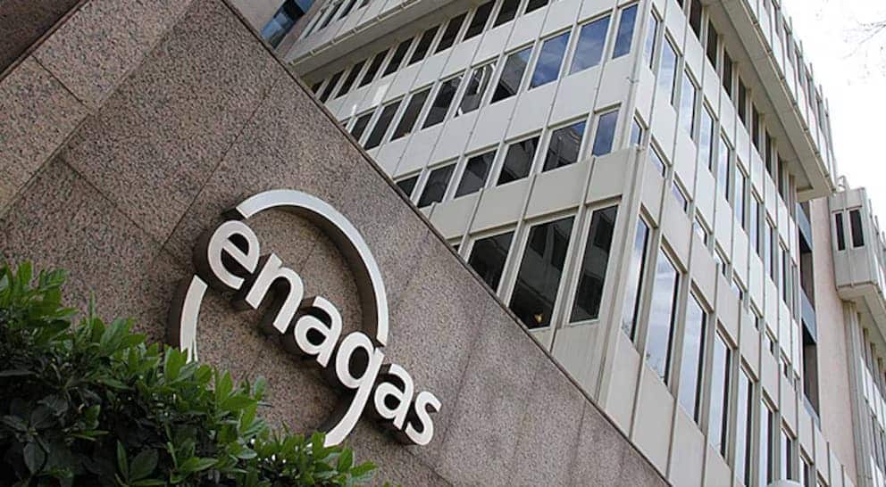 Enagas logo en edificio corporativo en lima peru oficina principal de gas natural en peru.