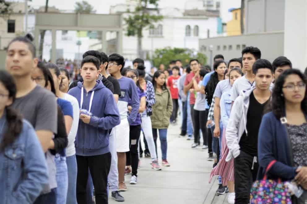 Archivo de estudiantes formando una fila para inscripciones en Loreto, Perú. Imágenes de estudiantes en filas, esperando en campus universitario, en un proceso académico en Loreto.