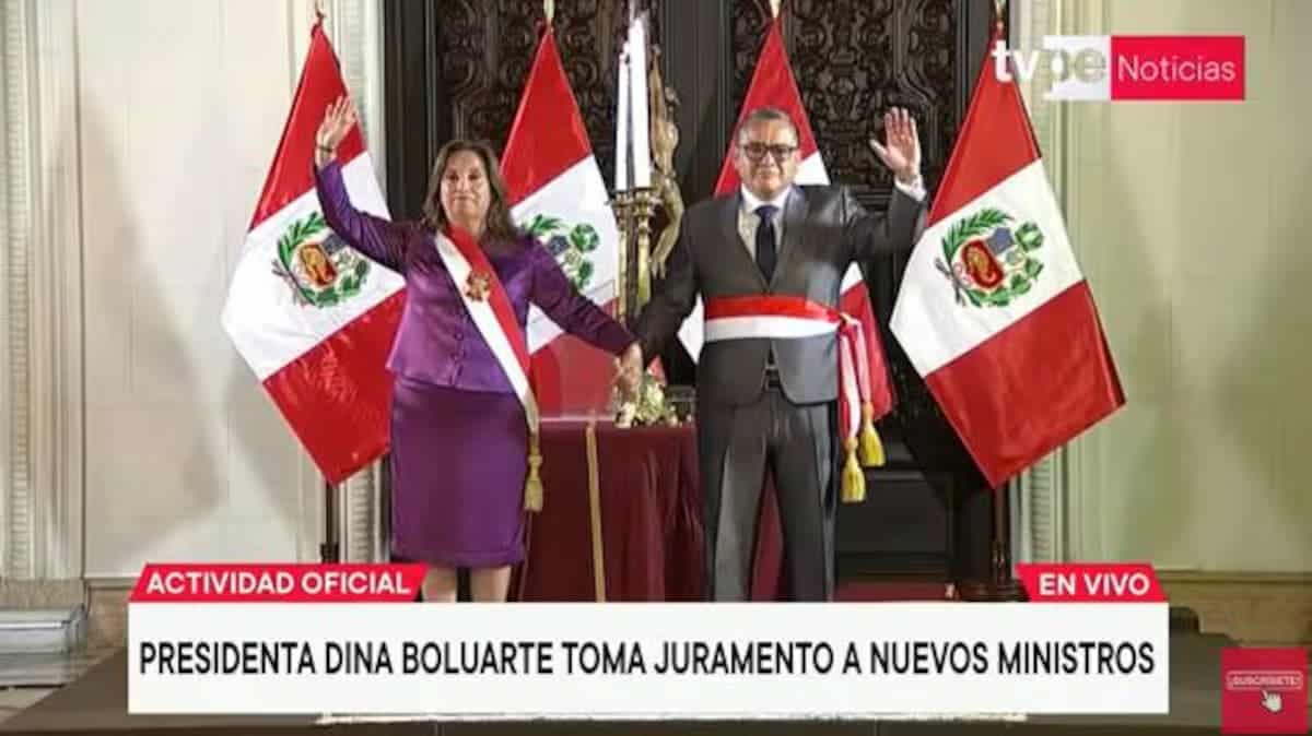 Licencia de funciones del presidente Dina Boluarte y nuevo gabinete ministerial en Perú, con banderas nacionales y ceremonia oficial en el Palacio de Gobierno.
