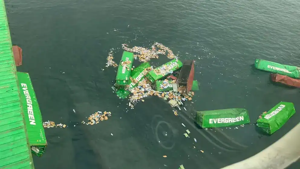 Plástico y basura flotando en el mar tras colapso de contenedores en Loreto, Perú.
