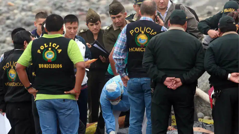 Policía en escena del crimen en Loreto, Perú, investigadores y agentes forenses en trabajo forense de homicidio, investigación policial en área de delito en Loreto Noticias.