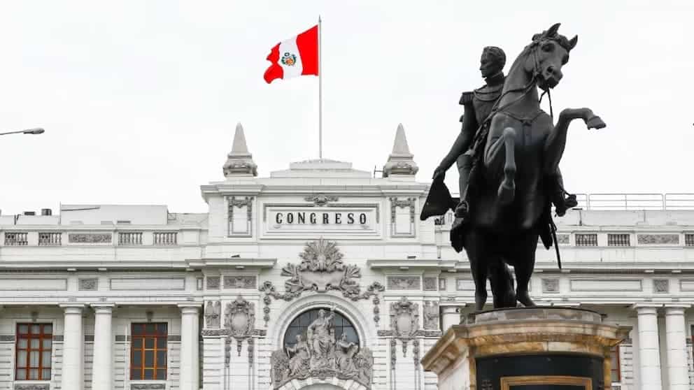 Perú, Congreso de la República del Perú, edificio parlamentario en Lima con bandera peruana en lo alto, monumento ecuestre y detalles arquitectónicos históricos.