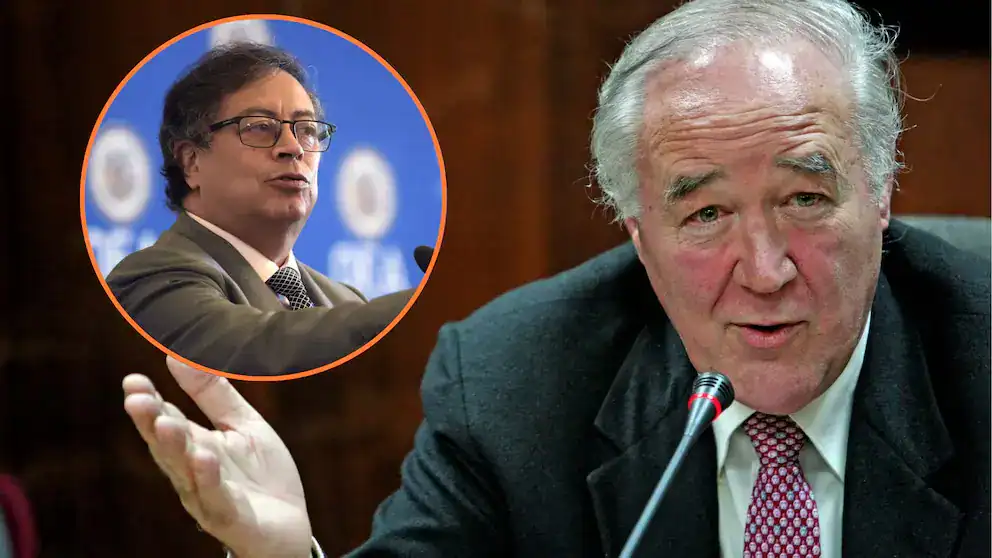 Richard Gere hablando en un evento con un fondo oscuro y un micrófono, destacando su presencia en temas de bienestar y derechos humanos en Perú.