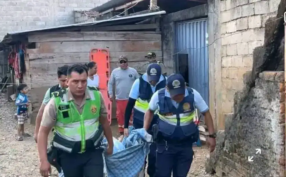 Ambulancia y policías atendiendo emergencia en comunidad rural Loreto Noticias.