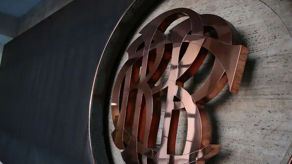 Placa metálica con logotipo de Loreto Noticias en interior moderno.