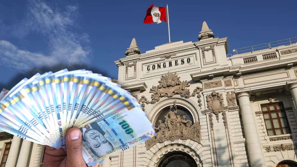 Dinero en efectivo con billetes de 100 soles frente al Congreso de la República del Perú en Lima, representando temas de economía y política en Loreto Noticias.