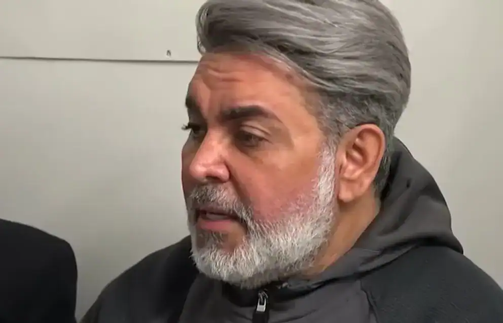 Pedro Castillo expresidente de Perú, en entrevista en Loreto Noticias, con expresión seria, usando chaqueta negra, en un ambiente interior para noticias nacionales y regionales.