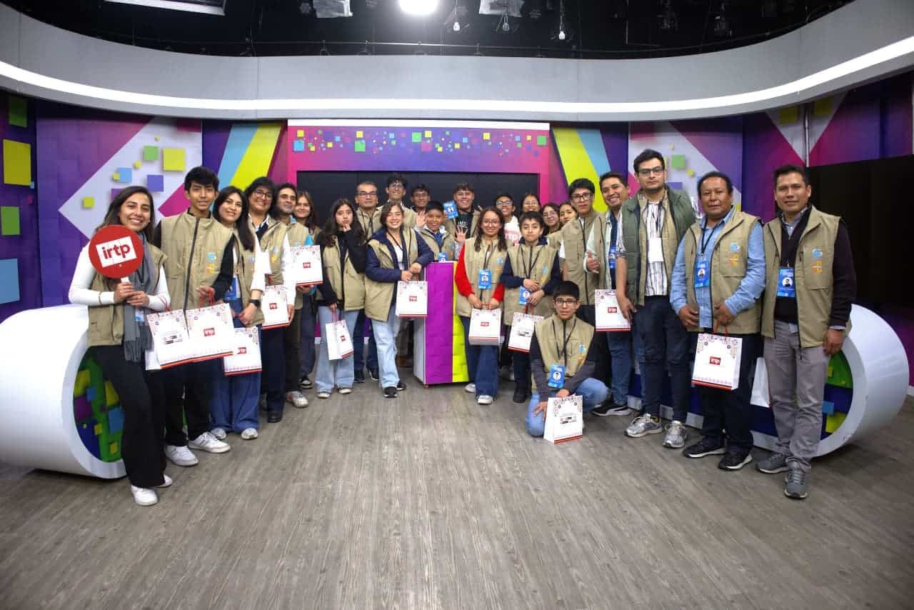 Estudiantes y profesores en un evento en Loreto Noticias, participando en actividades educativas y culturales en un ambiente de innovación y aprendizaje en la región de Loreto, Perú.