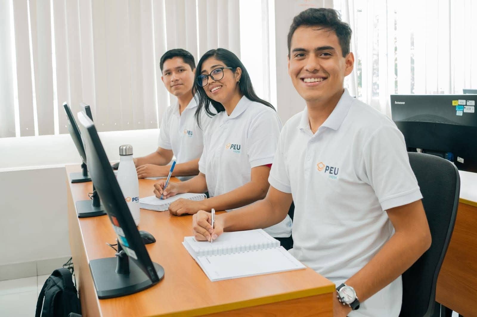 Estudiantes en aula universitaria de la Universidad PEU en Loreto, Perú, participando en clases teóricas y prácticas para una formación académica de calidad.