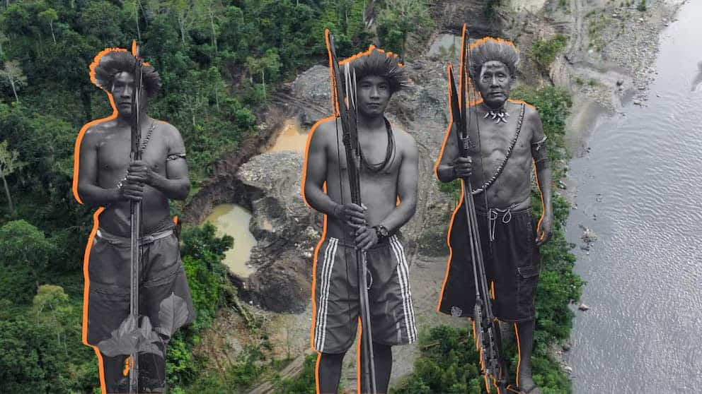 Pueblos indígenas de Loreto en Perú en ceremonia tradicional en medio de la selva y cerca de un río importante.