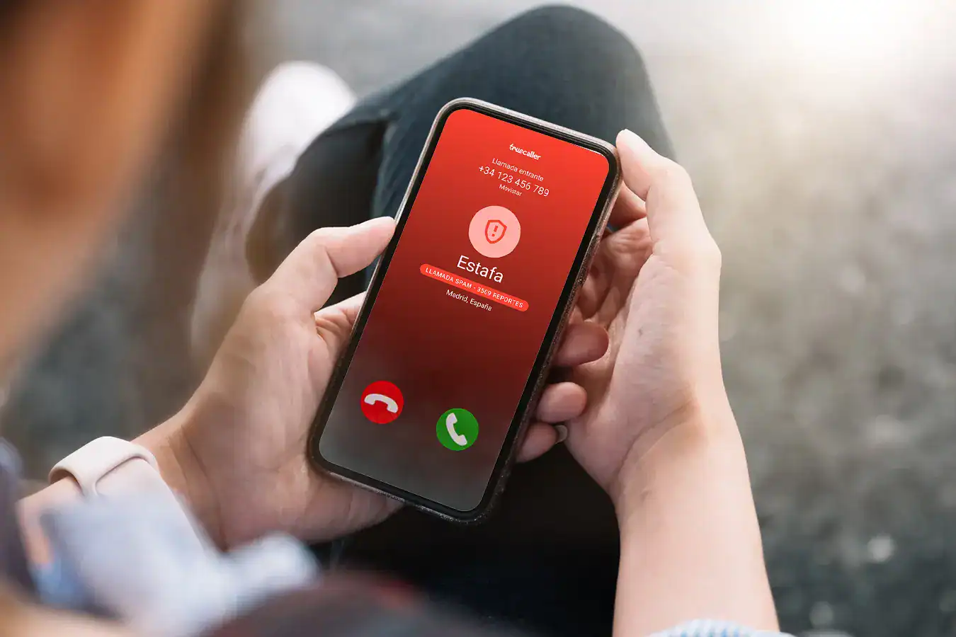 Llamada en teléfono móvil mostrando alerta de estafa o scam en Madrid, España, alertando sobre llamadas spam y posibles fraudes y estafas telefónicas, protección contra amenazas digitales.