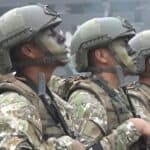 Soldados militares con casco y máscara militar en formación en evento oficial en Loreto Noticias, Perú.