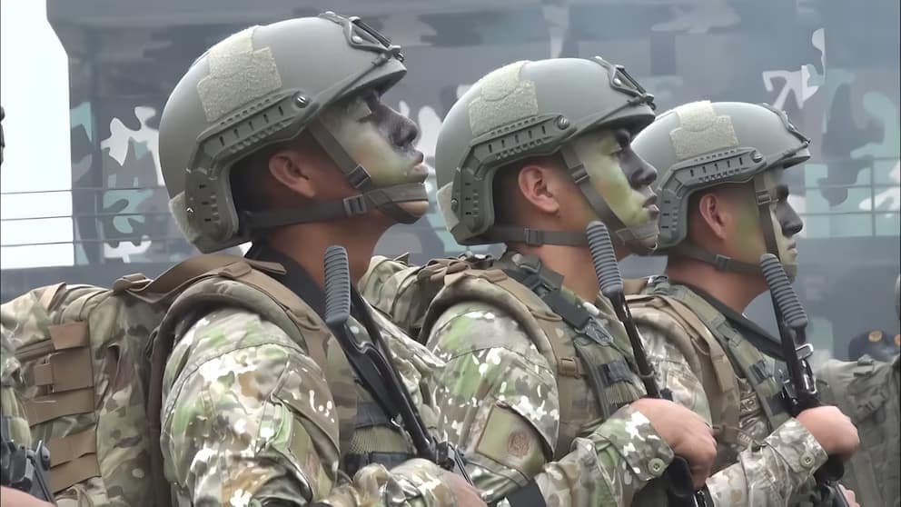 Soldados militares con casco y máscara militar en formación en evento oficial en Loreto Noticias, Perú.