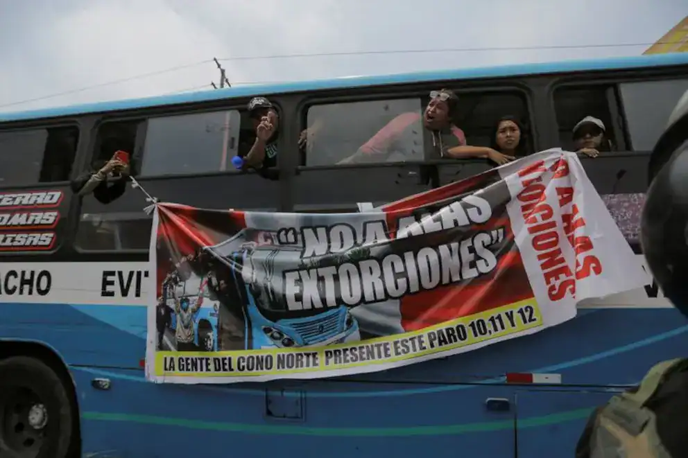 No más extorsiones protesta en Loreto, Perú, en contra del paro del 10, 11 y 12 de mayo. Ciudadanos del Cono Norte exigen justicia y seguridad pública durante manifestaciones pacíficas.