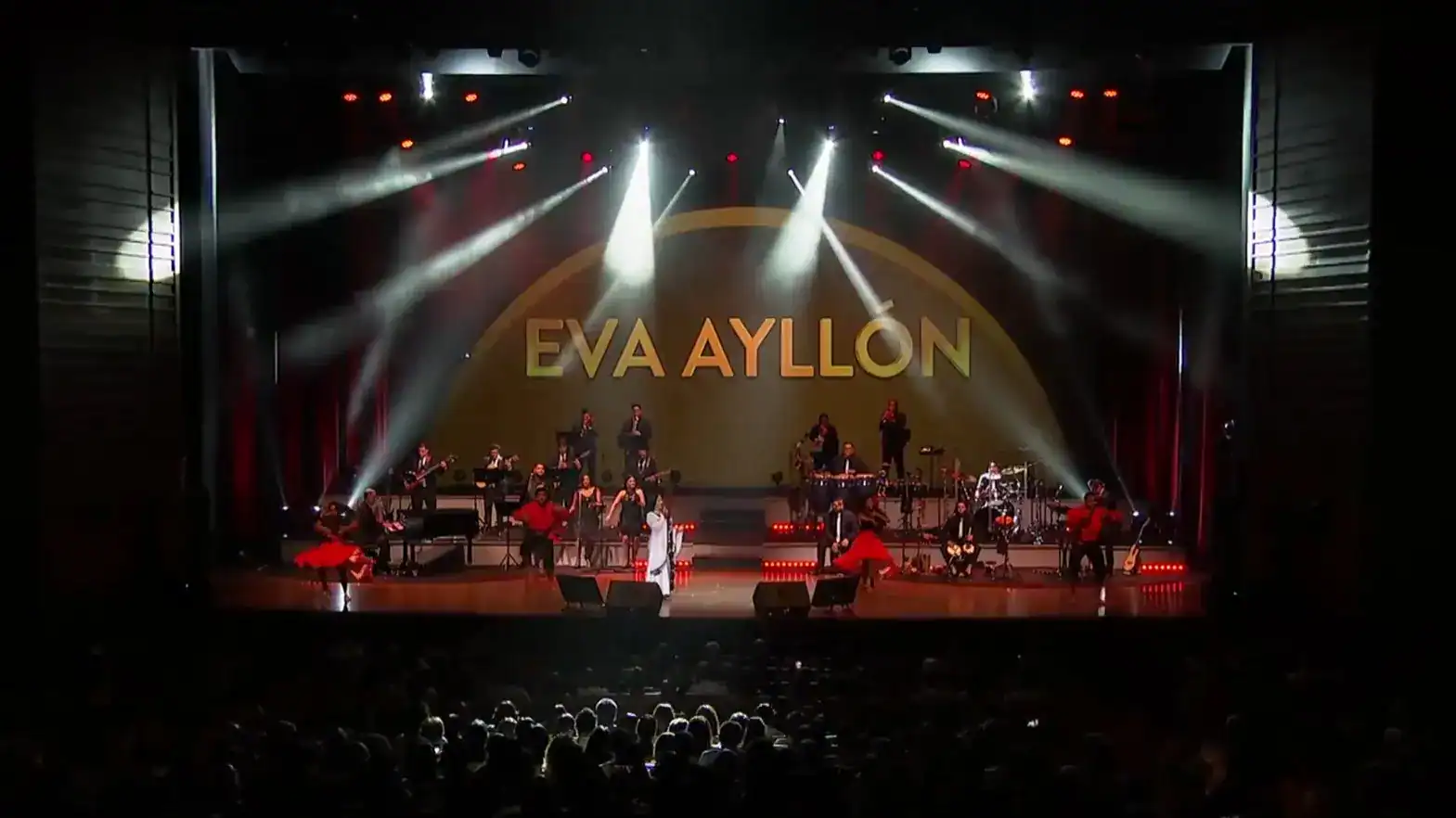 Brillo en vivo en el escenario con el nombre Eva Ayllón proyectado, destacando un concierto de música en Loreto Noticias.