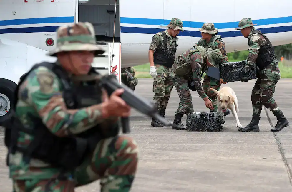 Operativos militares en aeropuerto con equipo especializado y perro de búsqueda en acción para seguridad y control en Loreto Noticias.