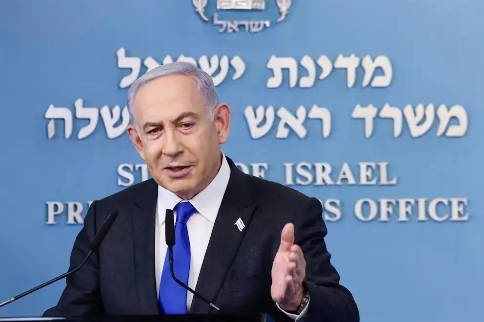 Primer ministro de Israel en conferencia oficial sobre la seguridad y política israelí. Imagen de un líder político israelí en acto formal en Jerusalem.