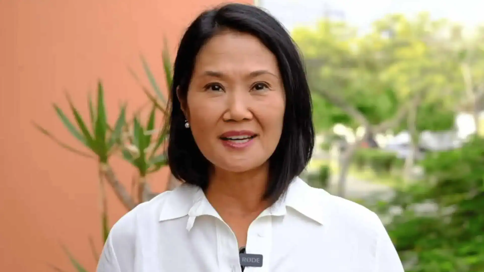 Profesional mujer peruana en entrevista al aire, con fondo de naturaleza, enfatizando noticias y comunicación en Loreto Noticias.