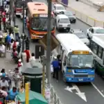 Transporte público en Lima, tránsito congestionado en la vía principal, gran afluencia de pasajeros en paraderos y vendedores ambulantes en la acera, reflejando la dinámica diaria de movilidad urbana en Loreto Noticias.
