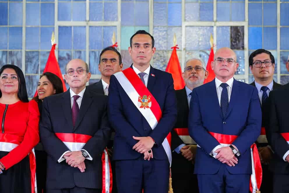 Lote presidencial con autoridades en Loreto Noticias durante ceremonia oficial en Perú.