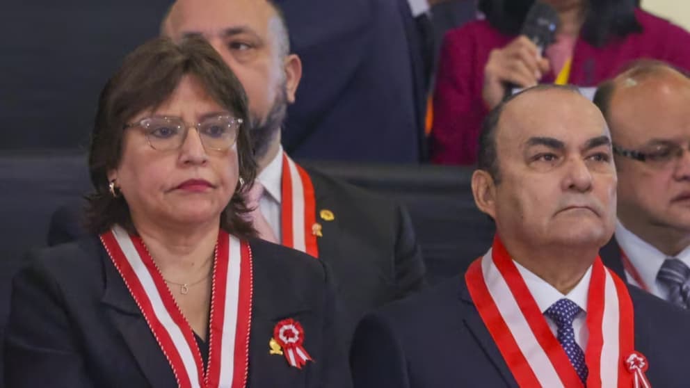 Reconocidos líderes políticos en ceremonia oficial, vistiendo medallas y distintivos en un evento público en Loreto Noticias.