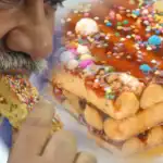 Disfrutando una deliciosa torre de panqueca con jarabe, fruta y confites en Loreto Noticias, Perú.