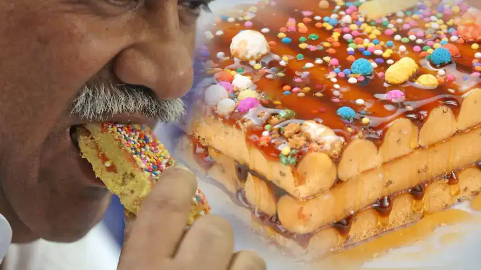 Disfrutando una deliciosa torre de panqueca con jarabe, fruta y confites en Loreto Noticias, Perú.