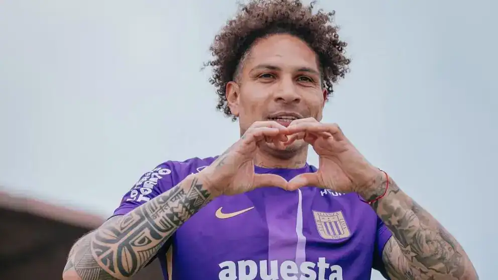 Jugador de fútbol peruano haciendo corazón con las manos con camiseta morada en Loreto Noticias.