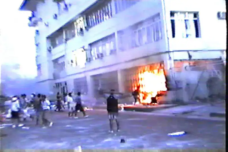 Explosión en edificio en Loreto Noticias, incendio en la zona urbana. Personas observan el suceso tras la detonación que causó pánico y daños estructurales. Estado de emergencia en la ciudad de Loreto.