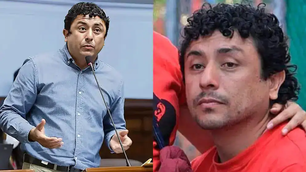 Hombre hablando en un escenario con micrófono y fondo de sala de reuniones.