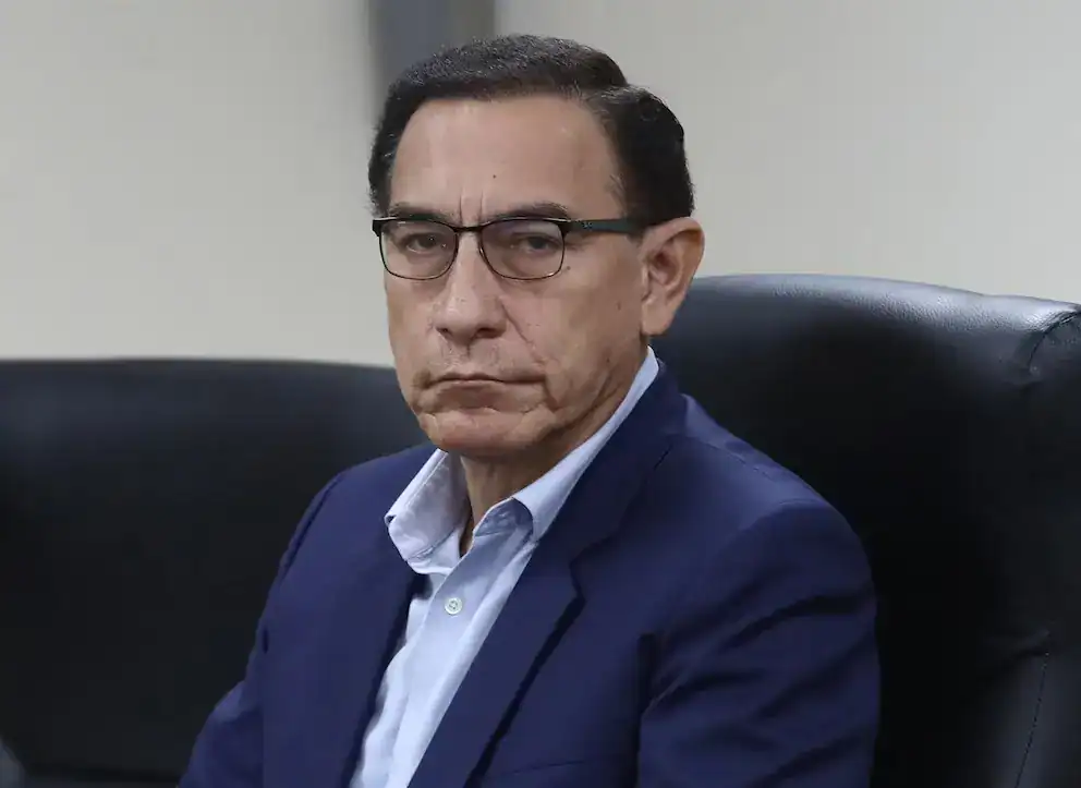 Imagen de un hombre en actitud seria, vestido con saco y camisa, en un entorno formal, relacionado con noticias y política en Loreto.