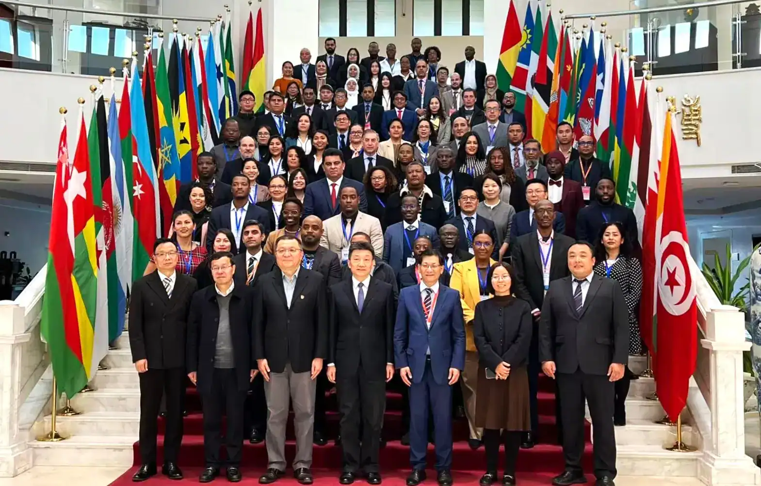 Diversos líderes y delegados internacionales en una reunión oficial con banderas de varios países en un evento multilateral importante.
