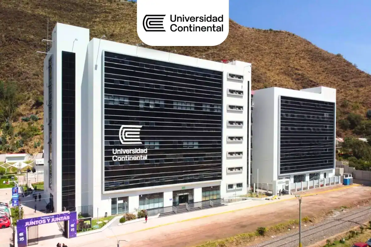 Universidad Continental campus en Loreto, Perú, edificio moderno con fachada de vidrio y logo visible, en un entorno natural de colinas y áreas verdes, ejemplo de innovación educativa en la región.