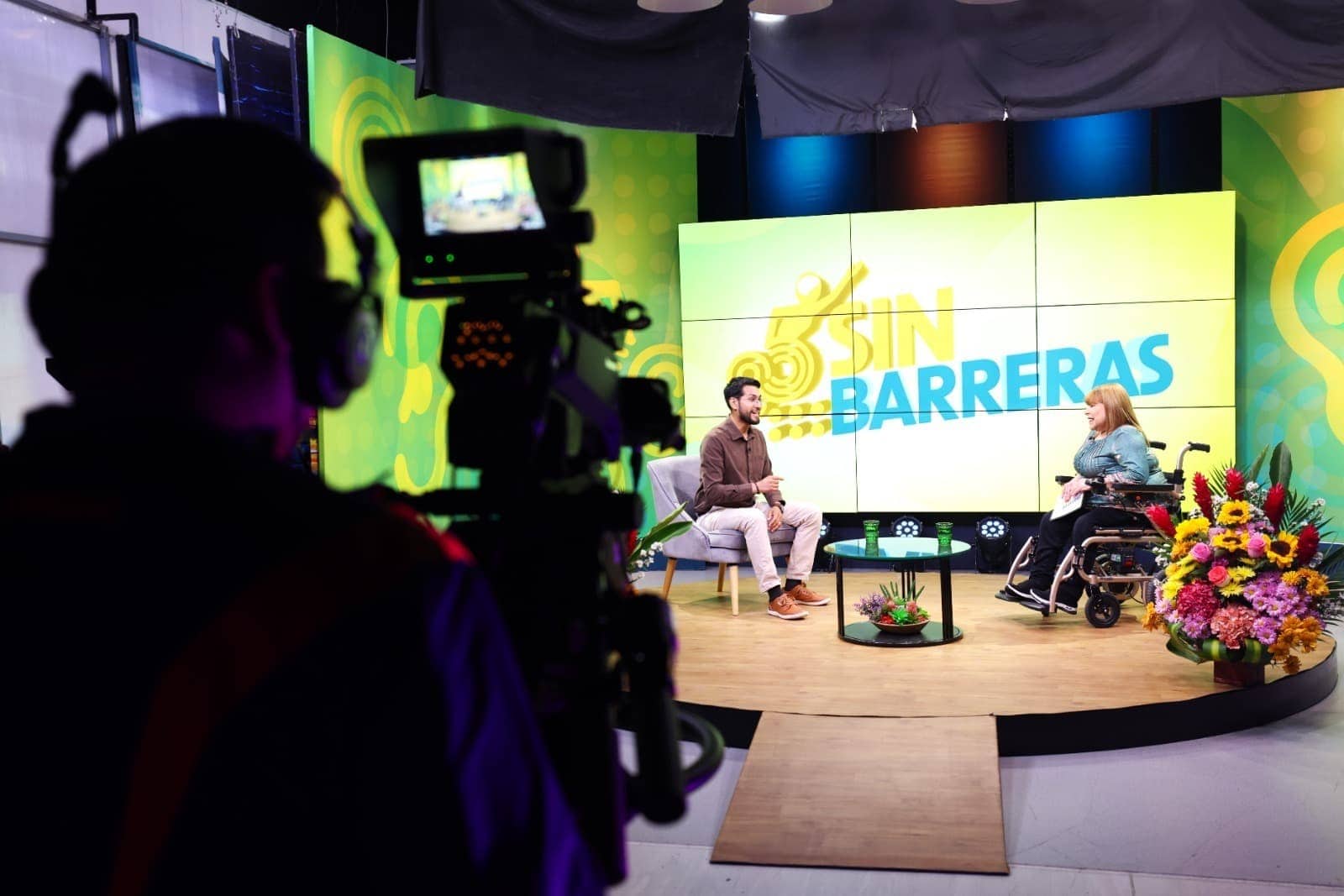 Protagonistas del programa "Sin Barreras" en Loreto Noticias, en una entrevista televisiva que resalta la inclusión y derechos de personas con discapacidad, promoviendo igualdad y sensibilización social en Loreto.