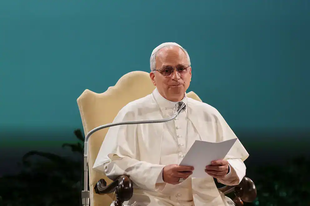 Impresión de Papa Francisco en audiencia papal, vestido con sotana blanca y sentado en trono, en un evento religioso en Loreto Noticias.