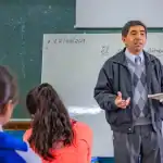 Maestro enseñando en aula escolar en Loreto, Perú, durante una clase de educación. Profesor explicando conceptos a estudiantes en un entorno educativo tradicional en Loreto Noticias.