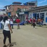 Marcha cívica en Loreto, promoviendo participación ciudadana en San Lorenzo. Comunidad se congrega frente al Colegio Dayer del Marañón en actividad local.