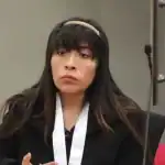 Alto nivel de concentración en una mujer en una reunión formal en contexto de noticias en Loreto Noticias.